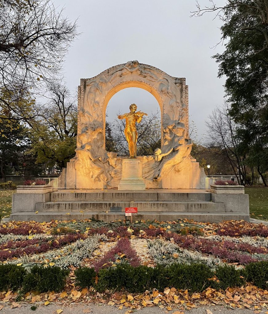 Escultura dorada de Johann Strauss en Stadtpark vienna